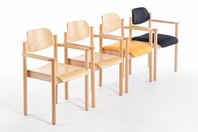 Stapelbare Holz Armlehnenstühle